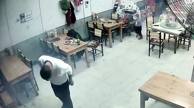 Dítě zapalující ohňostroj v restauraci