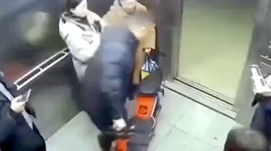 Baterie elektrické koloběžky explodovala ve výtahu