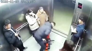 Baterie elektrické koloběžky explodovala ve výtahu