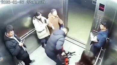 Baterie elektrické koloběžky explodovala ve výtahu