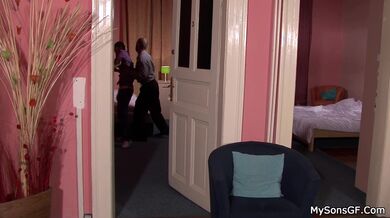 Táta šuká přítelkyni svého nevlastního syna Amber Daikiri