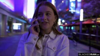 Mladá brunetka Danni poprvé bere obří černé péro až do krku