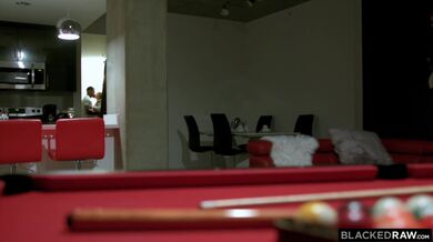 Mladá brunetka Danni poprvé bere obří černé péro až do krku