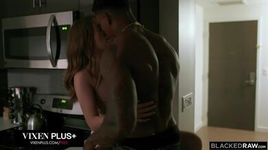 Mladá brunetka Danni poprvé bere obří černé péro až do krku