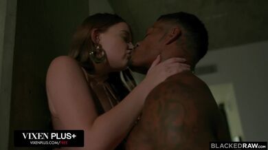 Mladá brunetka Danni poprvé bere obří černé péro až do krku