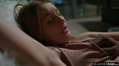 Mladá brunetka Danni poprvé bere obří černé péro až do krku