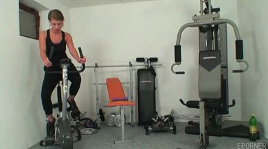 Nadržená fitness trenérérka šuká klienty v posilovně