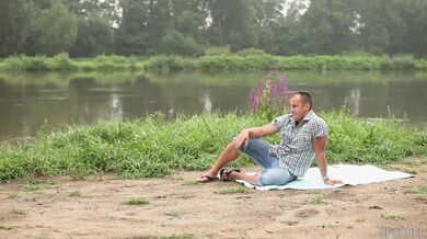 Sexy bruneta Viktoria Sweet nenasytně kouří obří péro venku v přírodě