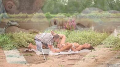 Sexy bruneta Viktoria Sweet nenasytně kouří obří péro venku v přírodě