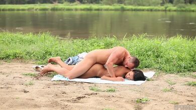 Sexy bruneta Viktoria Sweet nenasytně kouří obří péro venku v přírodě