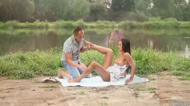 Sexy bruneta Viktoria Sweet nenasytně kouří obří péro venku v přírodě