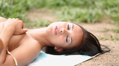 Sexy bruneta Viktoria Sweet nenasytně kouří obří péro venku v přírodě