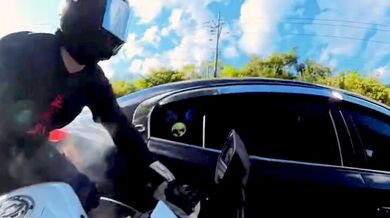 Kuriózní nehoda řidiče automobilu s motorkářem