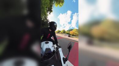 Kuriózní nehoda řidiče automobilu s motorkářem