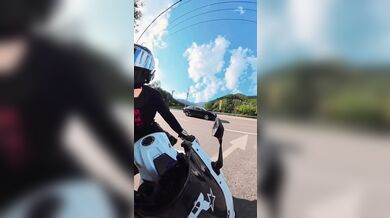 Kuriózní nehoda řidiče automobilu s motorkářem