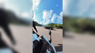 Kuriózní nehoda řidiče automobilu s motorkářem