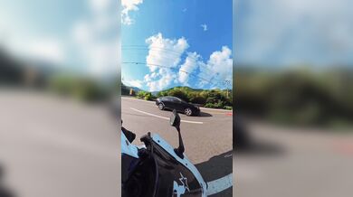 Kuriózní nehoda řidiče automobilu s motorkářem