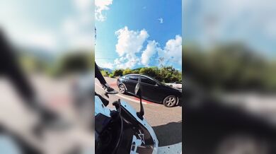 Kuriózní nehoda řidiče automobilu s motorkářem