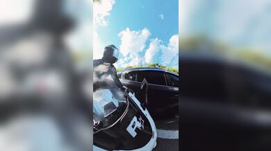 Kuriózní nehoda řidiče automobilu s motorkářem