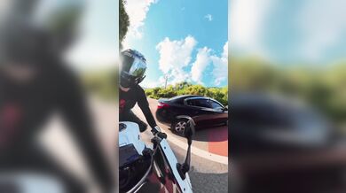 Kuriózní nehoda řidiče automobilu s motorkářem