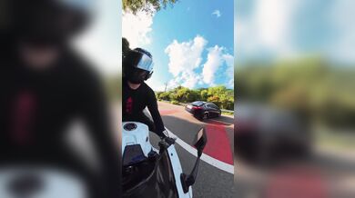 Kuriózní nehoda řidiče automobilu s motorkářem