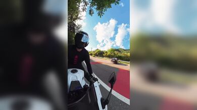 Kuriózní nehoda řidiče automobilu s motorkářem