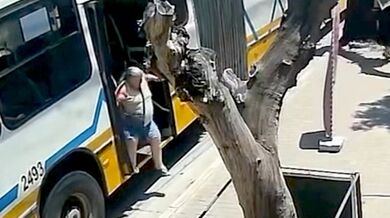 Řidič autobusu v Porto Alegre přejel nohu seniorce a z místa nehody ujel