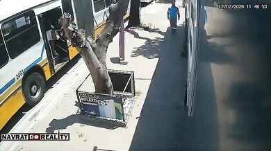 Řidič autobusu v Porto Alegre přejel nohu seniorce a z místa nehody ujel