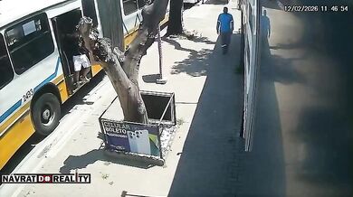 Řidič autobusu v Porto Alegre přejel nohu seniorce a z místa nehody ujel