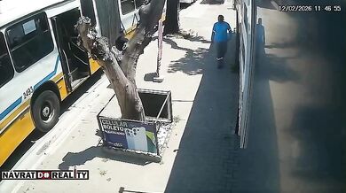 Řidič autobusu v Porto Alegre přejel nohu seniorce a z místa nehody ujel