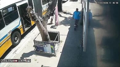 Řidič autobusu v Porto Alegre přejel nohu seniorce a z místa nehody ujel