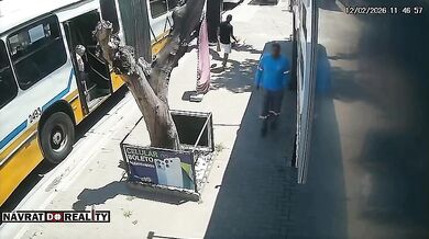 Řidič autobusu v Porto Alegre přejel nohu seniorce a z místa nehody ujel