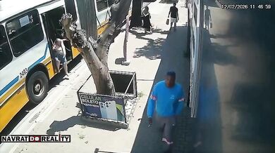 Řidič autobusu v Porto Alegre přejel nohu seniorce a z místa nehody ujel