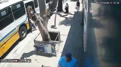 Řidič autobusu v Porto Alegre přejel nohu seniorce a z místa nehody ujel