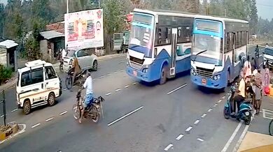 Nepozornost při předjíždění autobusu vedla k vážné nehodě motocyklisty