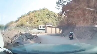 Žena vyvázla bez zranění z hrozivého pádu ze srázu