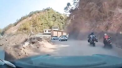 Žena vyvázla bez zranění z hrozivého pádu ze srázu