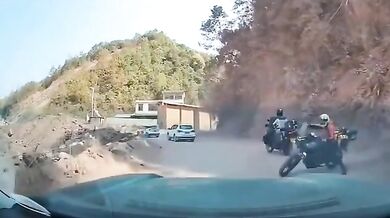 Žena vyvázla bez zranění z hrozivého pádu ze srázu