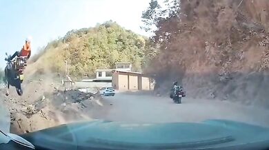 Žena vyvázla bez zranění z hrozivého pádu ze srázu