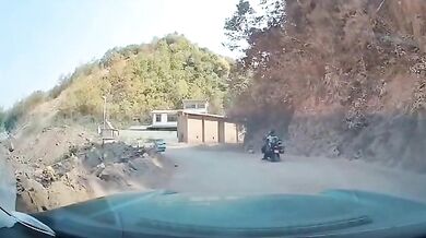 Žena vyvázla bez zranění z hrozivého pádu ze srázu