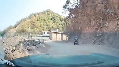 Žena vyvázla bez zranění z hrozivého pádu ze srázu