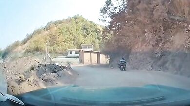 Žena vyvázla bez zranění z hrozivého pádu ze srázu