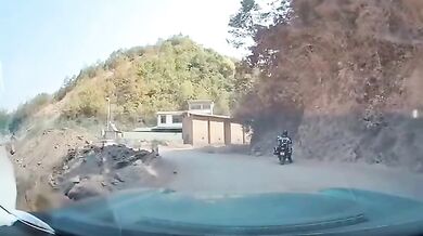 Žena vyvázla bez zranění z hrozivého pádu ze srázu