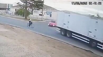 Vážná srážka motocyklu a cyklisty v průmyslové zóně Jequié