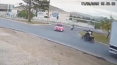 Vážná srážka motocyklu a cyklisty v průmyslové zóně Jequié