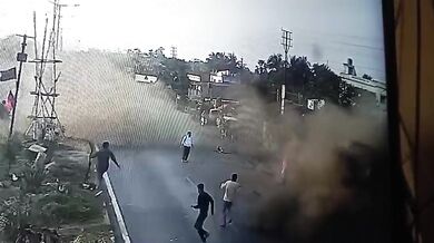 Vozidlo po nárazu do semaforu skončilo v obchodě