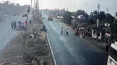 Vozidlo po nárazu do semaforu skončilo v obchodě