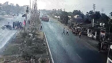 Vozidlo po nárazu do semaforu skončilo v obchodě