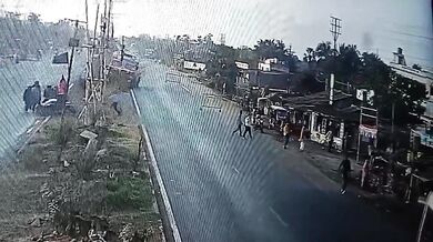 Vozidlo po nárazu do semaforu skončilo v obchodě