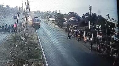 Vozidlo po nárazu do semaforu skončilo v obchodě